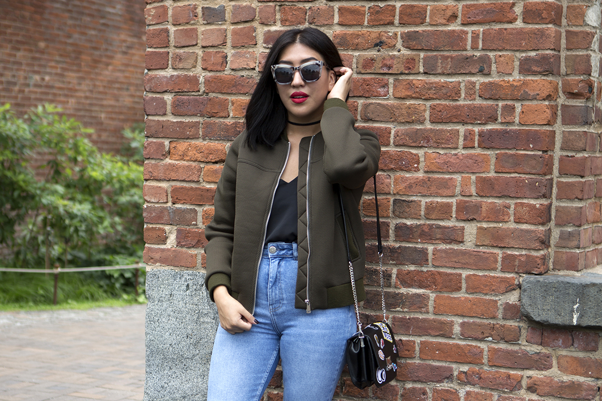 AbstractSmile: Bold Lips, Mom Jeans and a Bomber Jacket 